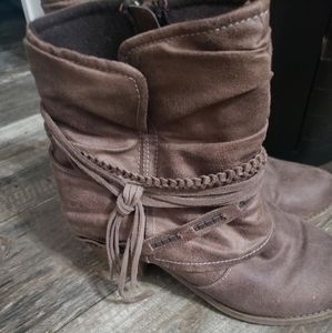 Womens cowgirl boots.